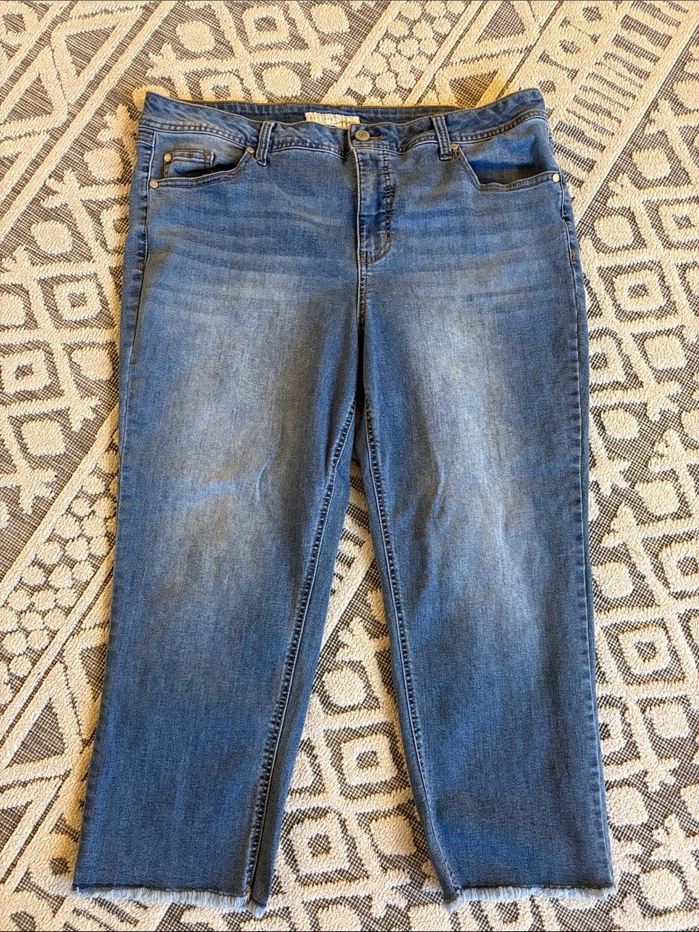 Classic Women's Mid-Blue Straight cropped length jeans